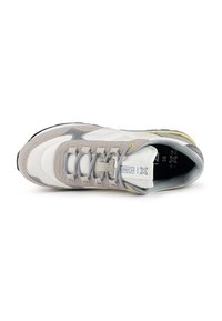 Baskets avec un dessus en cuir blanc, des accents en suède gris et une semelle texturée. Présente des lacets gris et des détails subtils en jaune.