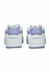 Weiße und lavendelfarbene Lacoste-Sneakers mit einem Obermaterial aus glattem Leder, gepolstertem Schaft und gesticktem Logo auf der Ferse. Gummisohle.