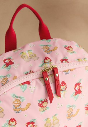 Roosa seljakott punase sangaga, punaste tõmblukukangidega ja mustriga väikestest loomadest, kes kannavad värvikaid kostüüme.