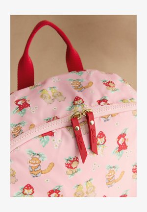 Różowy plecak z czerwonym uchwytem, czerwonymi suwakami oraz wzorem małych zwierząt ubranych w kolorowe kostiumy.