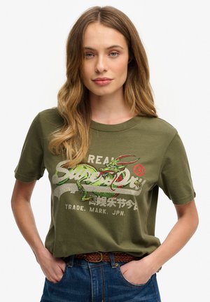 Camiseta verde oliva de algodón, con un gráfico texturizado de dragón en rojo y verde, y "Superdry" impreso en fuente negrita.