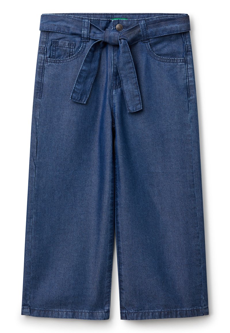 Culottes de mezclilla oscura con un diseño de pierna ancha, que cuentan con un cinturón removible, bolsillos frontales y un acabado suave, ligeramente texturizado.