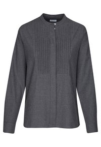 Chemise gris foncé à manches longues avec col rond et détails de nervures verticales sur le devant, boutonnée au col.