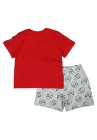 T-shirt en coton rouge à manches courtes et col rond, assortie à un short gris orné d'un motif répété de toiles d'araignée.