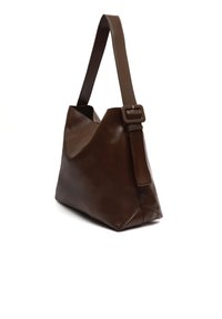 Borsa a spalla in pelle marrone con forma strutturata, ampia tracolla e dettaglio a fibbia rettangolare sulla tracolla. Texture liscia, design minimalista.