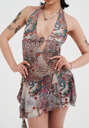 Vestido halter de estampado de leopardo que presenta vibrantes patrones de dragón y rosa, tela transparente, dobladillo acampanado y detalles con volantes a lo largo de los bordes.