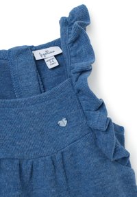 Blauwe gebreide jurk met rimpelige schouderbanden, hartvormig plastic accent en geplooide taille. Materiaal heeft een zachte textuur.