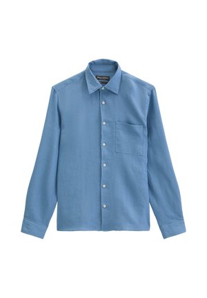 Camicia blu a maniche lunghe con bottoni e tasca anteriore sinistra, colletto a punta, posata piatta su sfondo bianco.