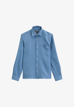 Chemise bleue à manches longues, boutonnée, avec une poche avant à gauche et un col pointu, présentée à plat sur un fond blanc.