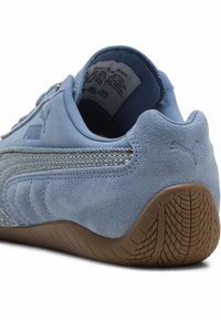 Jasnoniebieskie zamszowe sneakersy z denimu i wzorzystym przeszyciem, z teksturowaną podeszwą oraz kultowym logo po stronie i na pięcie.