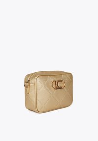 Borsa cosmetica rettangolare lucida e dorata con una texture trapuntata e una chiusura prominente al centro, posizionata su uno sfondo bianco semplice.