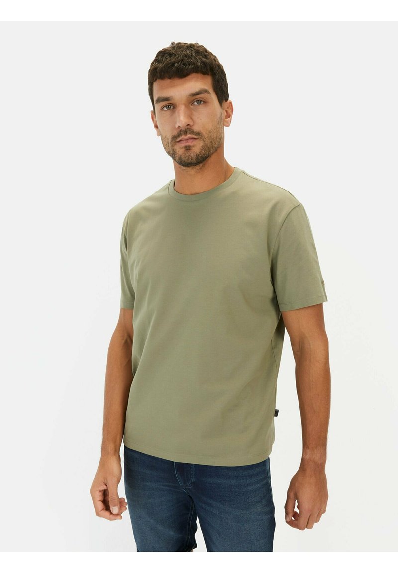 Olivengrønt T-shirt med rund hals lavet af blødt stof, med korte ærmer, afslappet pasform og ensfarvet design uden mønstre eller detaljer.