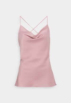 Top in satin rosa con scollo drappeggiato e sottili spalline incrociate su uno sfondo chiaro.