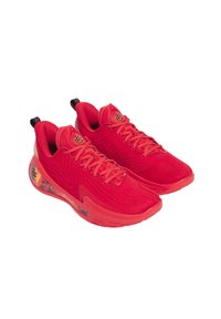 Scarpe da ginnastica rosse con tomaia in maglia texturizzata, stringhe e colletto imbottito. Presentano un design colorato sulla suola e un logo sul lato.