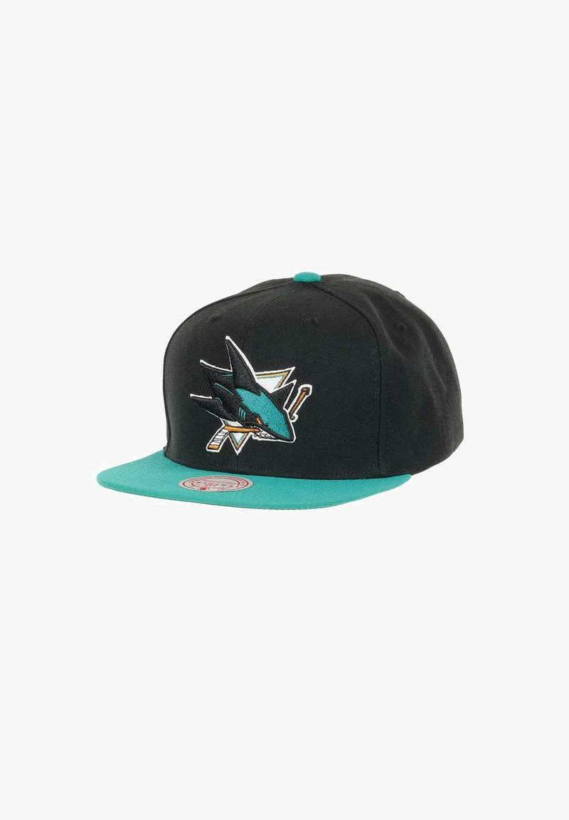 Schwarze Baseballmütze mit einem türkisfarbenen Schirm. Mit einem gestickten Haifisch-Logo in Türkis und Weiß auf der Vorderseite. Verstellbarer Snapback-Verschluss.