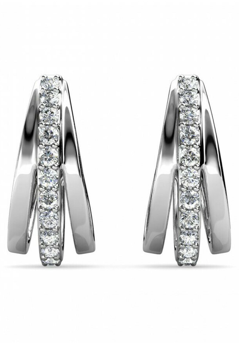 Orecchini in argento con un design intrecciato e una fila di piccoli diamanti rotondi lungo un lato, finitura lucida e texture liscia.