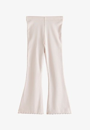 Kratke traperice od svijetlo ružičastog rebrastog materijala s valovitim rubovima, koje imaju glatku elastiku u struku i vertikalne pruge.