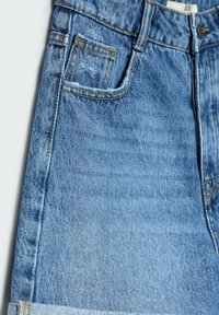 Shorts in denim azzurro chiaro con una piccola tasca frontale, bordi sfrangiati e cuciture arancioni visibili su uno sfondo chiaro.