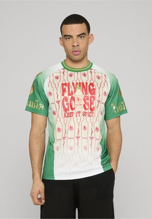 Kurzärmeliges T-Shirt mit grün-weißem Farbschema, großem rotem Schriftzug "FLYING GOOSE" und Flaschendesigns.