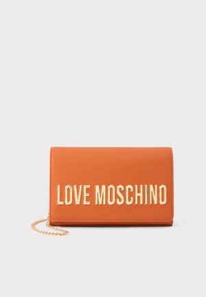 Pomarańczowa prostokątna kopertówka z złotym łańcuszkiem i dużymi złotymi literami układającymi się w "LOVE MOSCHINO" na przedniej klapie.