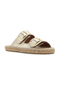 Gouden metallic slidesandalen met twee grote verstelbare gespen, een geweven jute zool en een open teen ontwerp. Soepele textuur en glanzende afwerking.