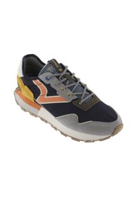 Zapatilla deportiva en tonos azul marino y gris con acentos multicolores, materiales de gamuza y malla, suela texturizada y un diseño de cordones único.