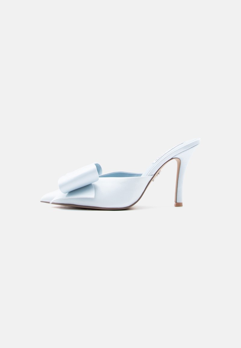 Escarpins slingback en cuir bleu clair avec bout pointu, grand nœud décoratif et talon stiletto de 10 cm. Texture lisse et design minimaliste.