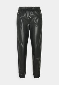 Černé jogger kalhoty z umělé kůže s elastickým pasem, zapínacími kapsami a kontrastní tkaninou na bocích. Přiléhavé manžety na kotnících.