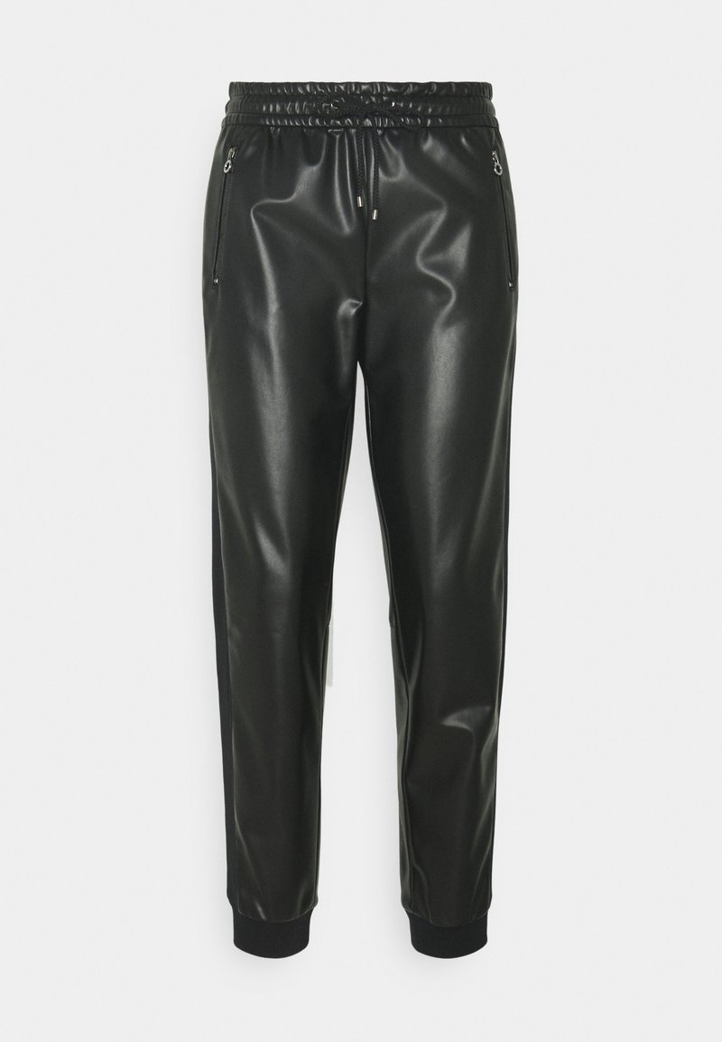 Černé jogger kalhoty z umělé kůže s elastickým pasem, zapínacími kapsami a kontrastní tkaninou na bocích. Přiléhavé manžety na kotnících.