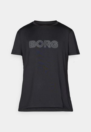 Must musta T-särk mustade lühikeste varrukatega, millel on rinnal suured, julged ja veidi udused tähed sõnaga "BORG".