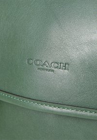 COACH HITCH BACKPACK - Batoh - hunter green
