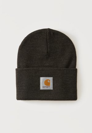 Bonnet tricoté gris foncé avec revers plié, doté d'un patch carré blanc et du logo Carhartt orange sur un fond uni.