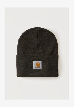 Tmavošedá pletená čiapka s preloženým lemem s bielou štvorcovou nášivkou a oranžovým logom Carhartt na jednofarebnom pozadí.