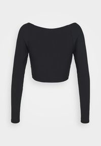 Zwart, cropped top met lange mouwen, brede, licht uitgesneden halslijn en aansluitende pasvorm op een effen witte achtergrond.