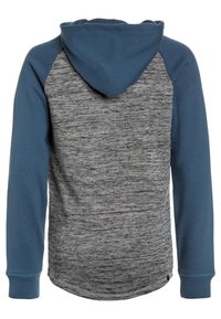 Sudadera con capucha de cuerpo gris jaspeado y mangas raglán azules. Presenta una textura suave, puños rematados y una gran capucha.