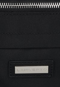 Czarny materiałowy portfel z metalowym suwakiem, z prostokątną srebrną naszywką z logo "LANCERTO" z przodu.