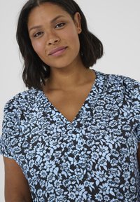 Kaffe Curve AMINA WING SL  - Camicetta - black windsurfer flower print