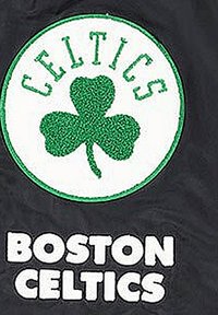 Logo dei Boston Celtics con un trifoglio verde all'interno di un cerchio bianco, sovrastato da testo stilizzato "CELTICS", su uno sfondo nero.