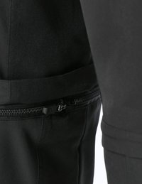 Mustat kangashousut, joissa on sivupaineetasku, sileä rakenne ja muotoiltu malli, jossa on istuvat lahkeet.