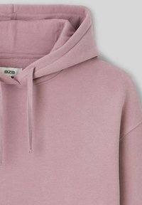 Haut à capuche rose pâle fabriqué en tissu doux ; présente une grande capuche, des cordons de serrage et des détails cousus. Design simple, sans motifs ni accents.