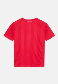 Jersey rojo de manga corta con rayas verticales y un collar blanco. Texto "FCBM" impreso en la parte superior de la espalda. Fabricado con material sintético suave.