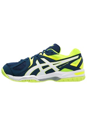 Sportschuh mit marineblauem und leuchtend gelbem Mesh- und synthetischem Obermaterial, weißem Markenlogo und hellgelber Sohle, von der Seite betrachtet.