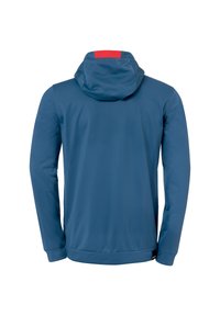 Sweat à capuche pour homme en bleu profond, avec un accent rouge dans le haut du dos, texture lisse et finitions côtelées aux poignets et à l'ourlet.