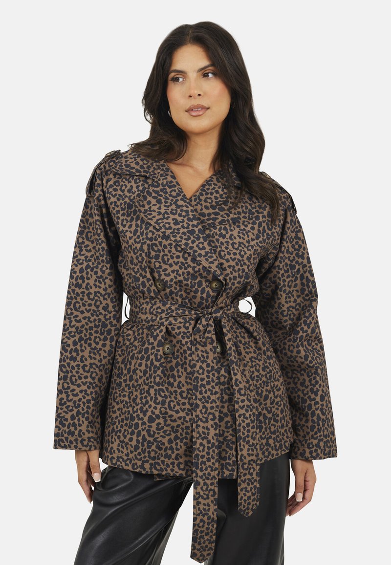 Kurtka w panterkę w odcieniach brązu i czerni, z paskiem w talii, podwójnymi guzikami, szerokimi rękawami i z wyciętym kołnierzem.