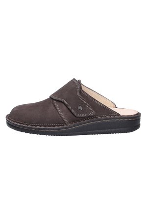 Scarpa slip-on in pelle marrone scuro con punta arrotondata, cinturino regolabile, fodera interna beige e suola nera, vista di profilo.