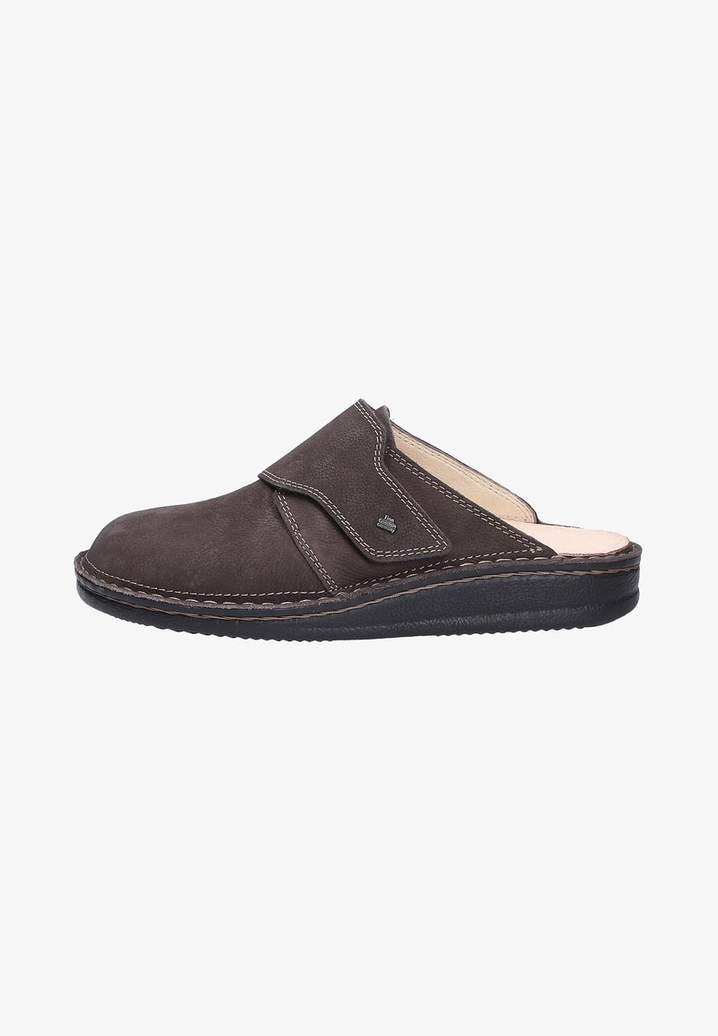 Scarpa slip-on in pelle marrone scuro con punta arrotondata, cinturino regolabile, fodera interna beige e suola nera, vista di profilo.