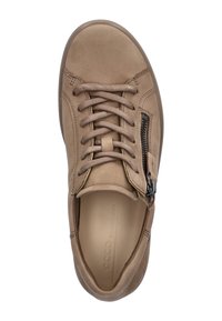 Bruine suede sneaker met ronde neus, vetersluiting, ritsdetail en een zachte binnenvoering. Textuur oppervlak en discreet logo aan de zijkant.