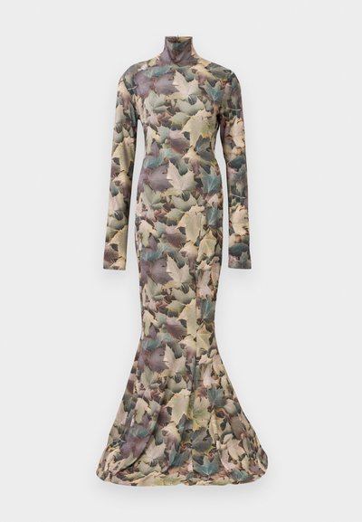 Haljina dugih rukava s pripijenim siluetom i proširenim donjim dijelom. Tkanina je ukrašena uzorkom višebojnog lišća u zemljanim tonovima.