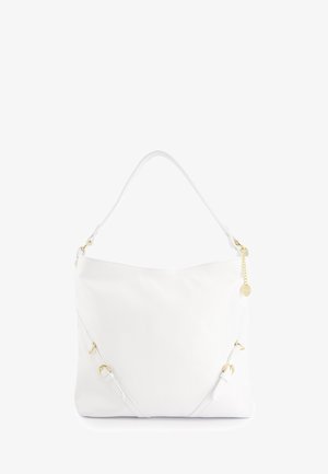Witte lederen handtas met een slouchy ontwerp, voorzien van gouden hardware-accenten en een afneembare schouderband. Soepele textuur en minimale details.