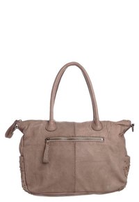 Leder Tragetasche in Beige. Verfügt über zwei Griffe, eine Reißverschlusstasche auf der Vorderseite und Nietenakzente an den Seiten. Texturierte Oberfläche.
